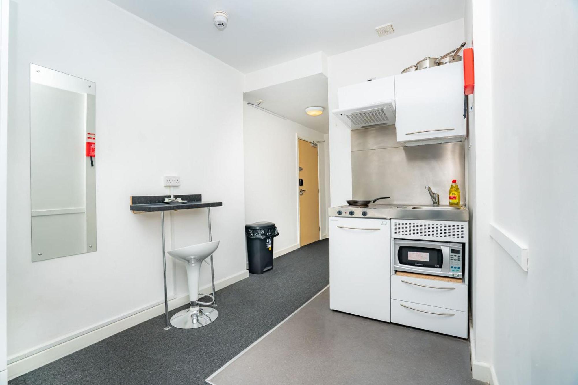 Budget With Kitchen Apartment *